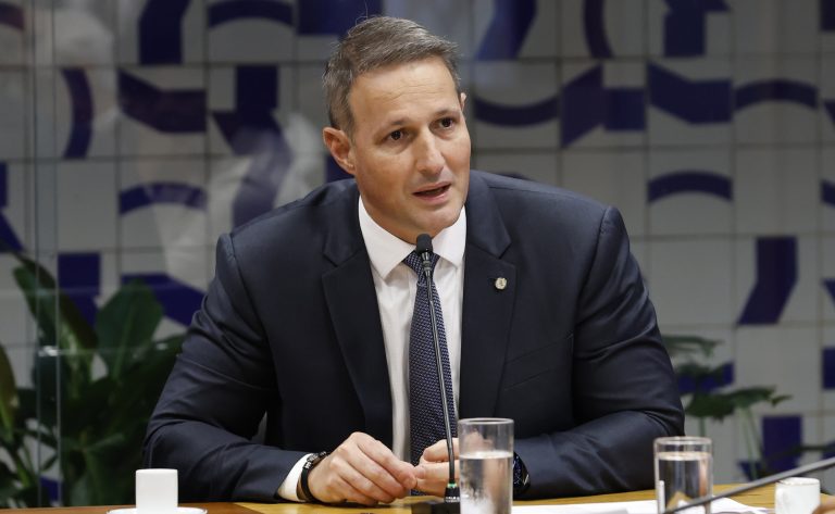 Deputado Guilherme Derrite fala ao microfone